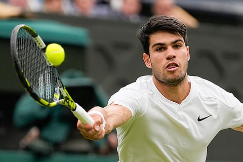 Carlos Alcaraz return the ball to Ugo Humbert